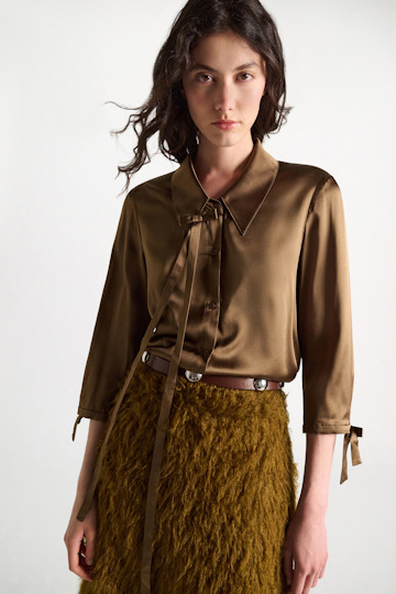 Dorothee Schumacher Slim satin blouse with ties porcini Model Detail View