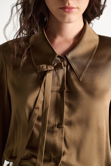 Dorothee Schumacher Slim satin blouse with ties porcini Model Detail View