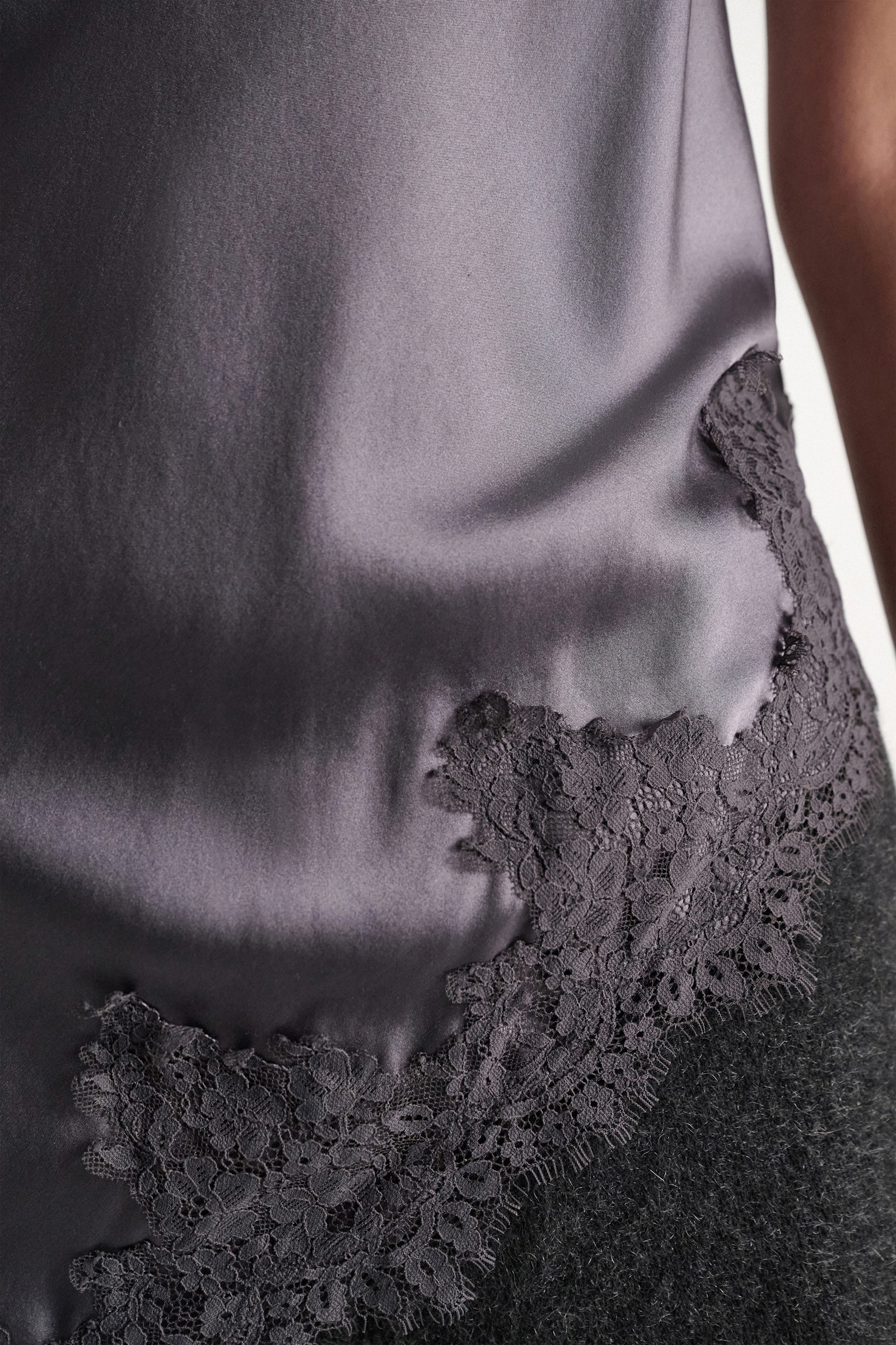 Dorothee Schumacher Negligee-Top aus Seiden-Stretch-Satin dark oyster Model Detail View
