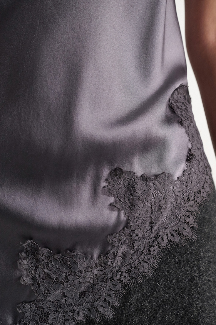 Dorothee Schumacher Negligee-Top aus Seiden-Stretch-Satin dark oyster Model Detail View