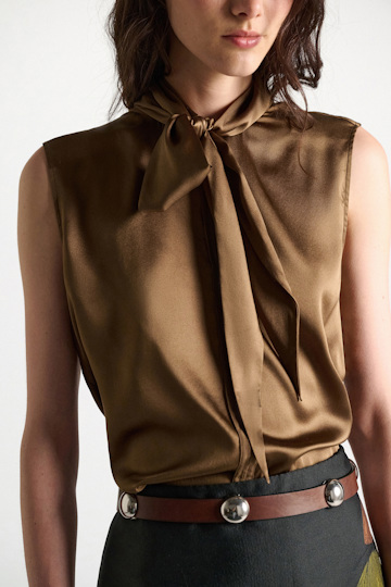 Dorothee Schumacher Sleeveless satin blouse porcini Model Detail View