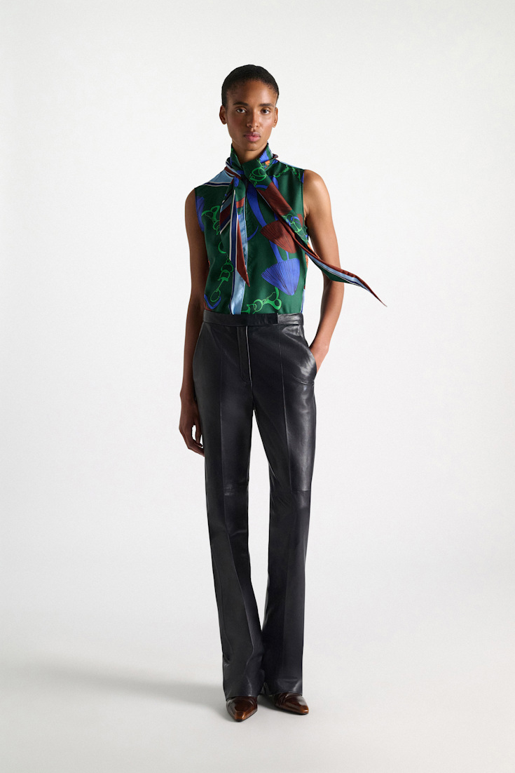 Dorothee Schumacher Top aus Seidentwill colorful ribbon scarf Model Front View