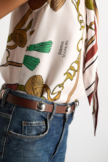 Dorothee Schumacher Sleeveless printed silk twill blouse Brown Ribbon scarf Model Detail View
