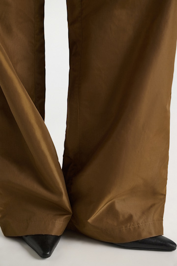 Dorothee Schumacher Barrel leg Nylon pants porcini Model Detail View
