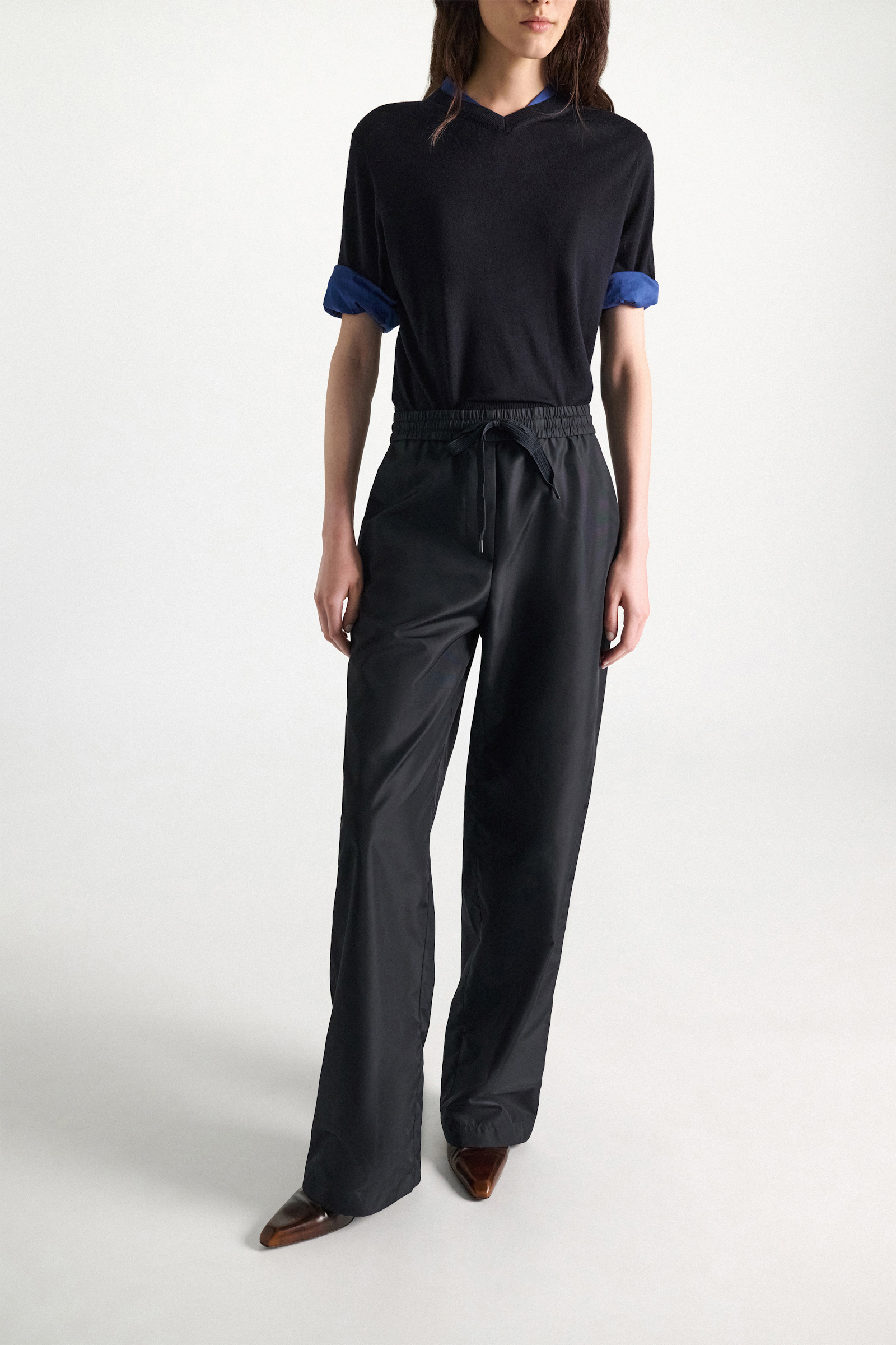 Dorothee Schumacher Barrel leg Nylon pants midnight navy Model Detail View