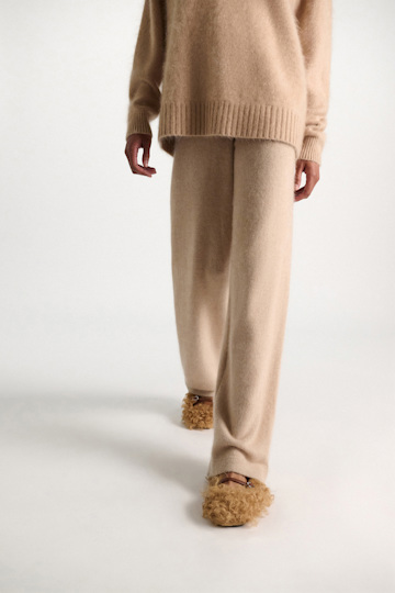 Dorothee Schumacher Curly sheepskin Mary-Janes saffron Model Detail View
