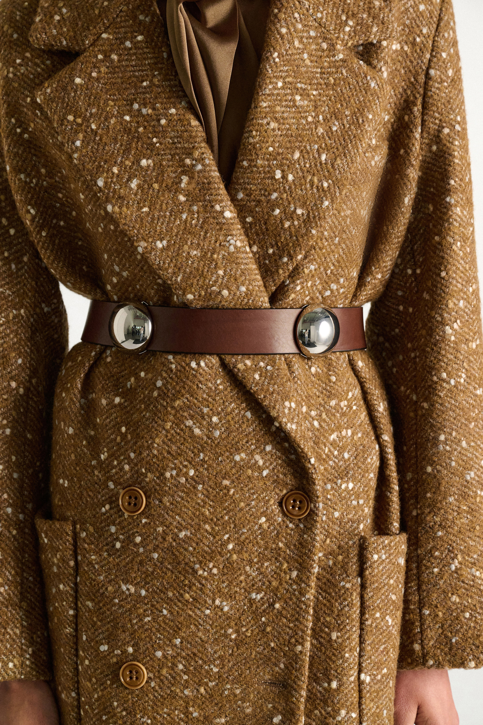 Dorothee Schumacher 4 cm breiter Ledergürtel mit beweglichen Nieten cinnamon Model Detail View