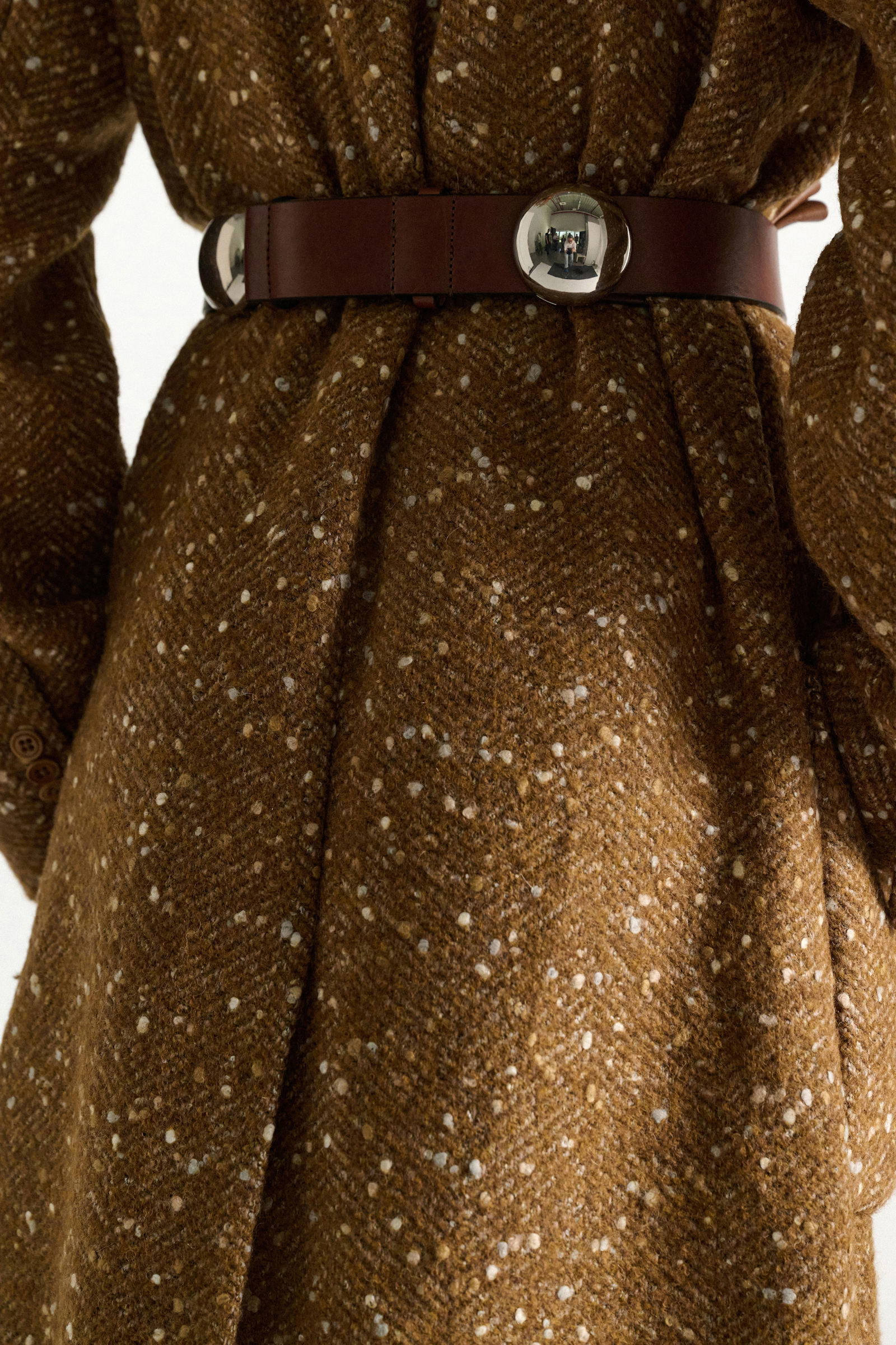 Dorothee Schumacher 4 cm breiter Ledergürtel mit beweglichen Nieten cinnamon Model Detail View