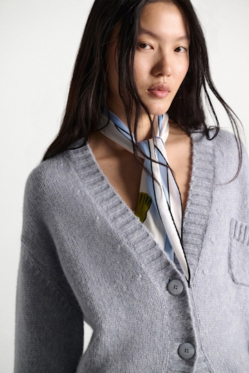 Dorothee Schumacher Printed silk twill scarf Blue Ribbon scarf Model Detail View