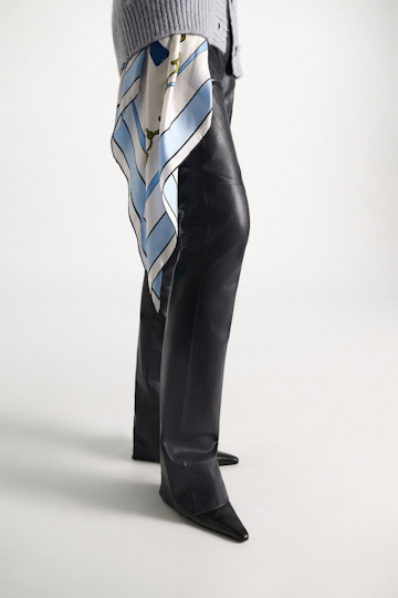 Dorothee Schumacher Printed silk twill scarf Blue Ribbon scarf Model Detail View