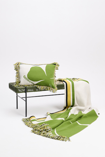 Dorothee Schumacher Wolldecke mit Kleeblatt und GOOD LUCK Motiv marrocan green/white