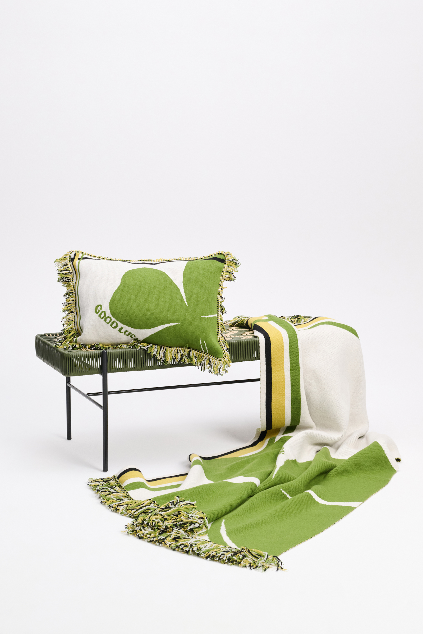 LUCKY CLOVER blanket Dorothee Schumacher Wolldecke mit Kleeblatt und GOOD LUCK Motiv marrocan green/white