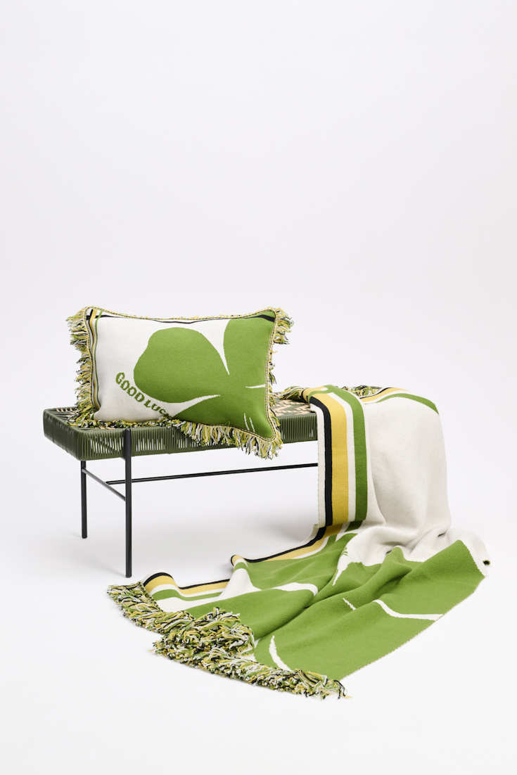 LUCKY CLOVER blanket Dorothee Schumacher Wolldecke mit Kleeblatt und GOOD LUCK Motiv marrocan green/white