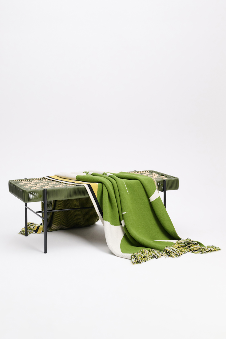 LUCKY CLOVER blanket Dorothee Schumacher Wolldecke mit Kleeblatt und GOOD LUCK Motiv marrocan green/white