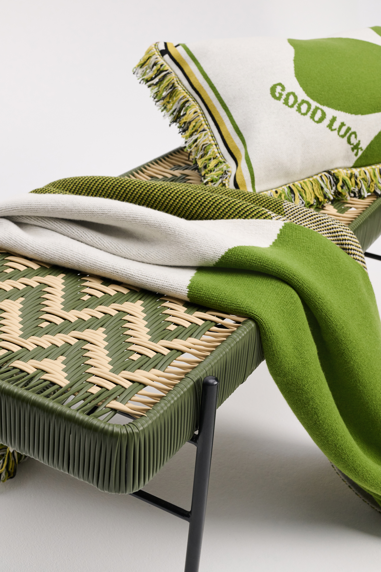 LUCKY CLOVER blanket Dorothee Schumacher Wolldecke mit Kleeblatt und GOOD LUCK Motiv marrocan green/white