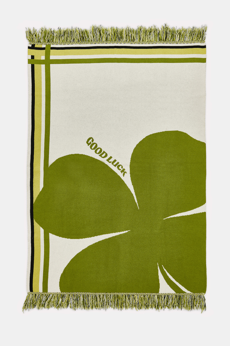 LUCKY CLOVER blanket Dorothee Schumacher Wolldecke mit Kleeblatt und GOOD LUCK Motiv marrocan green/white