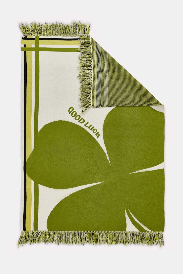 LUCKY CLOVER blanket Dorothee Schumacher Wolldecke mit Kleeblatt und GOOD LUCK Motiv marrocan green/white
