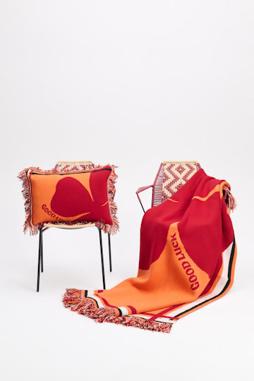 Dorothee Schumacher Wolldecke mit Kleeblatt und GOOD LUCK Motiv orange verde militar mix