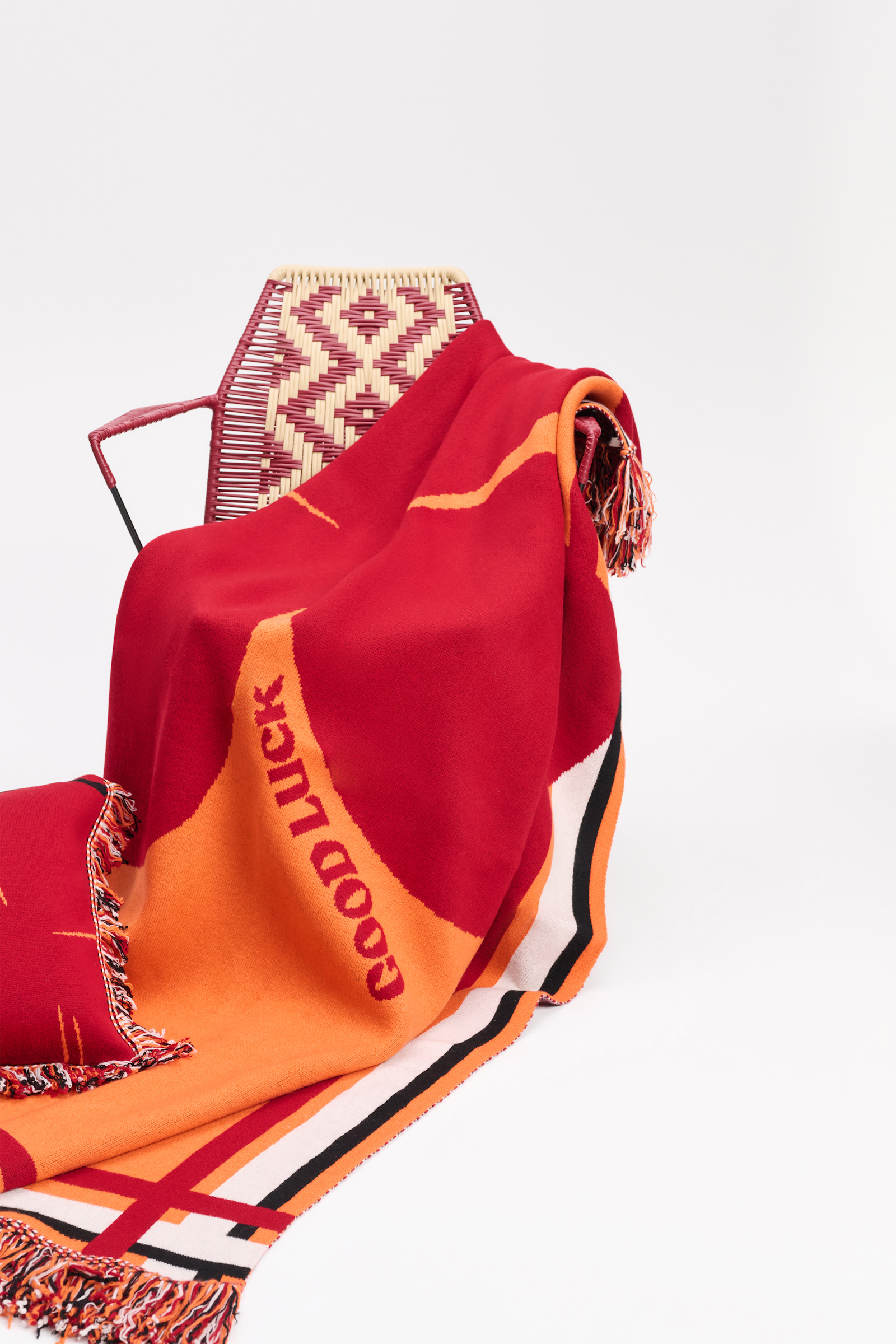 LUCKY CLOVER blanket Dorothee Schumacher Wolldecke mit Kleeblatt und GOOD LUCK Motiv orange verde militar mix
