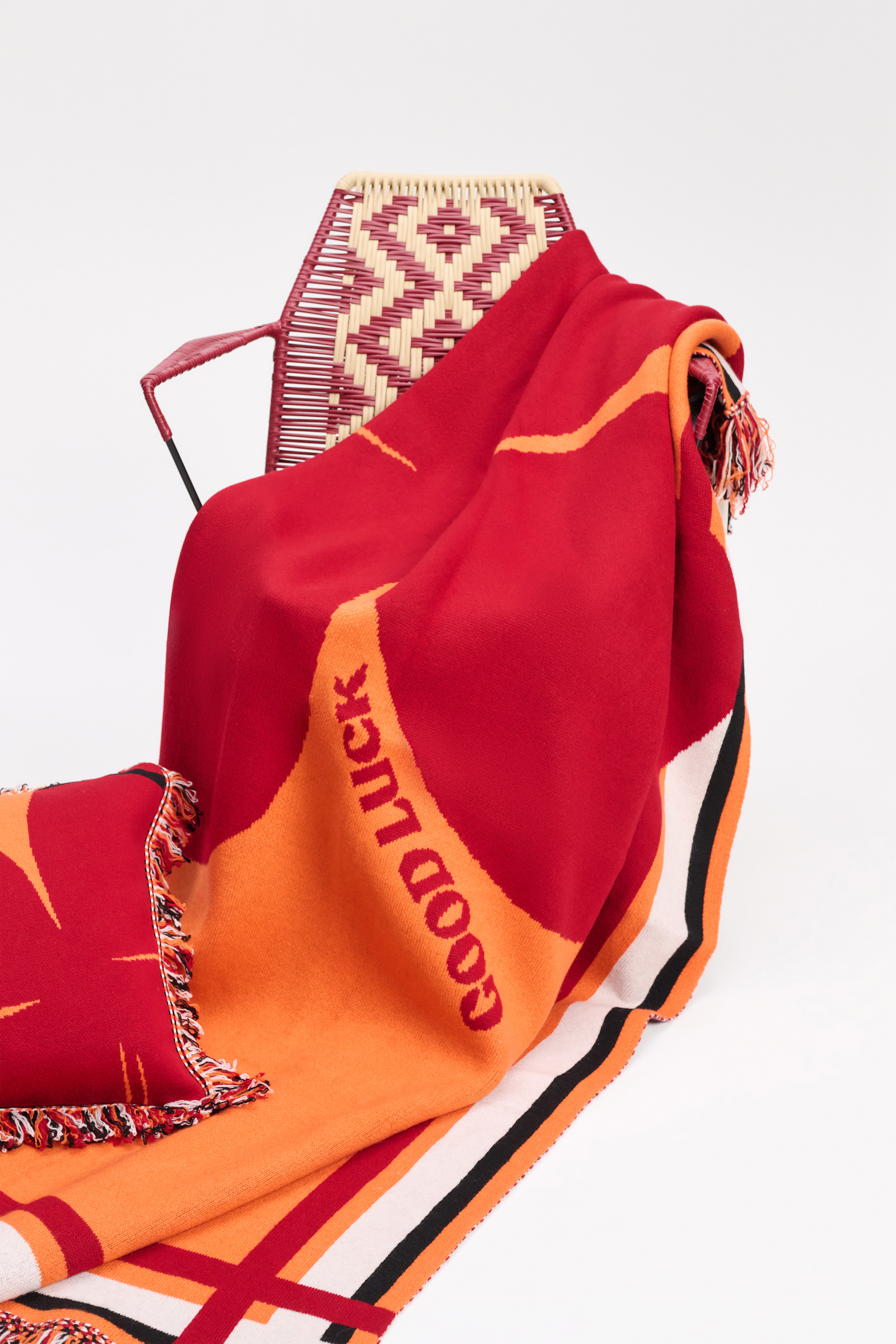 LUCKY CLOVER blanket Dorothee Schumacher Wolldecke mit Kleeblatt und GOOD LUCK Motiv orange verde militar mix