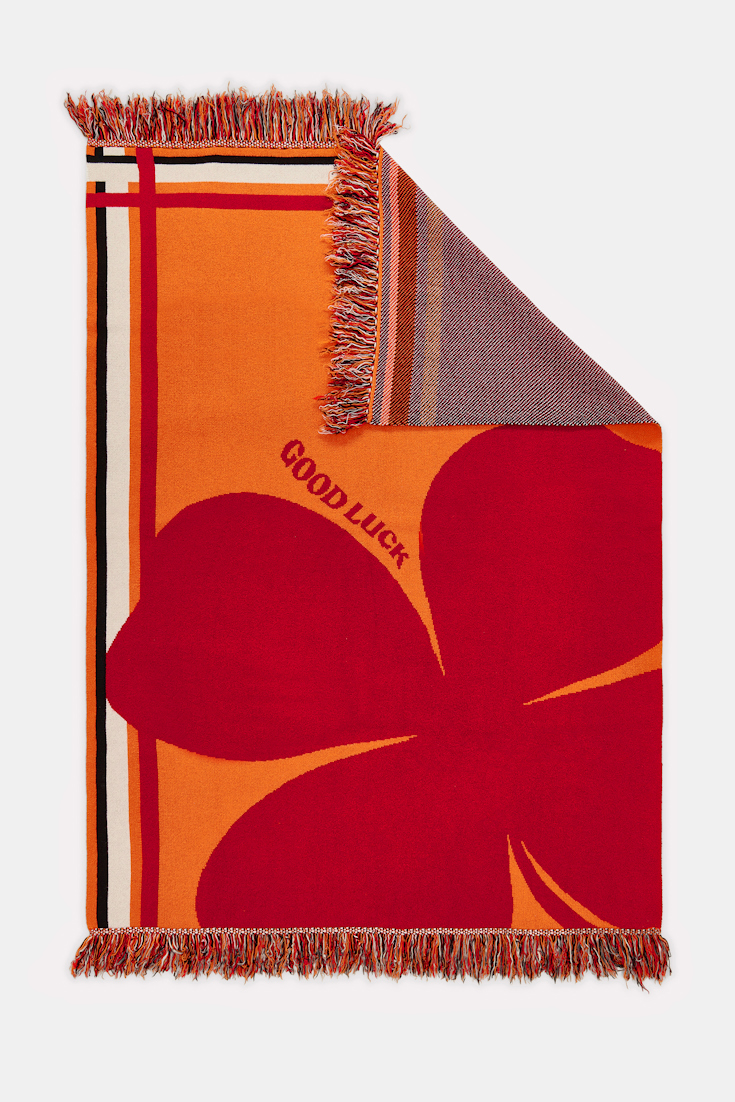 LUCKY CLOVER blanket Dorothee Schumacher Wolldecke mit Kleeblatt und GOOD LUCK Motiv orange verde militar mix