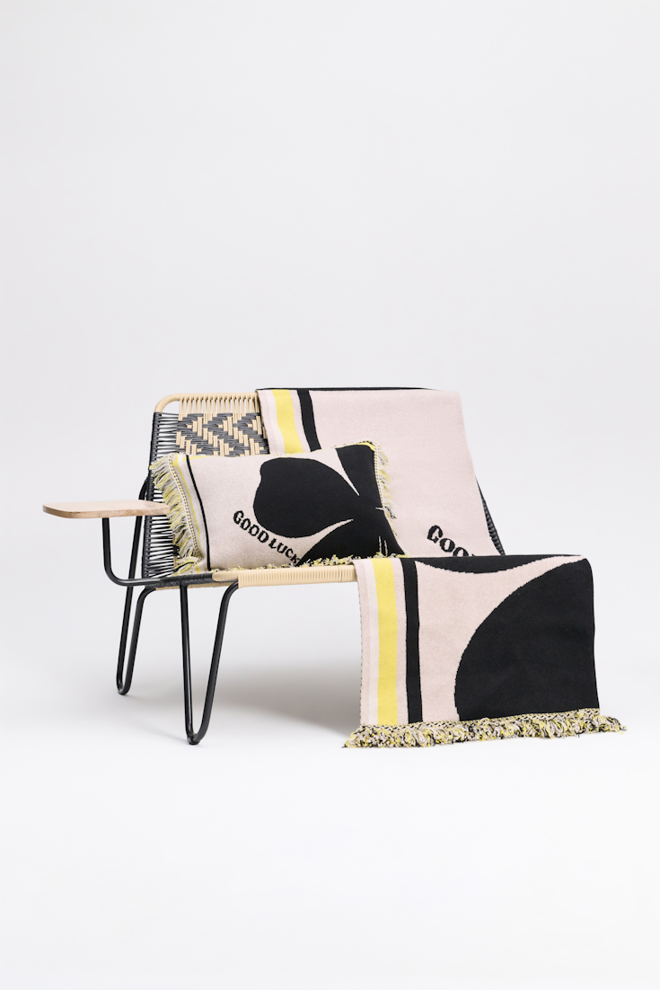 LUCKY CLOVER blanket Dorothee Schumacher Wolldecke mit Kleeblatt und GOOD LUCK Motiv beige/black/yellow