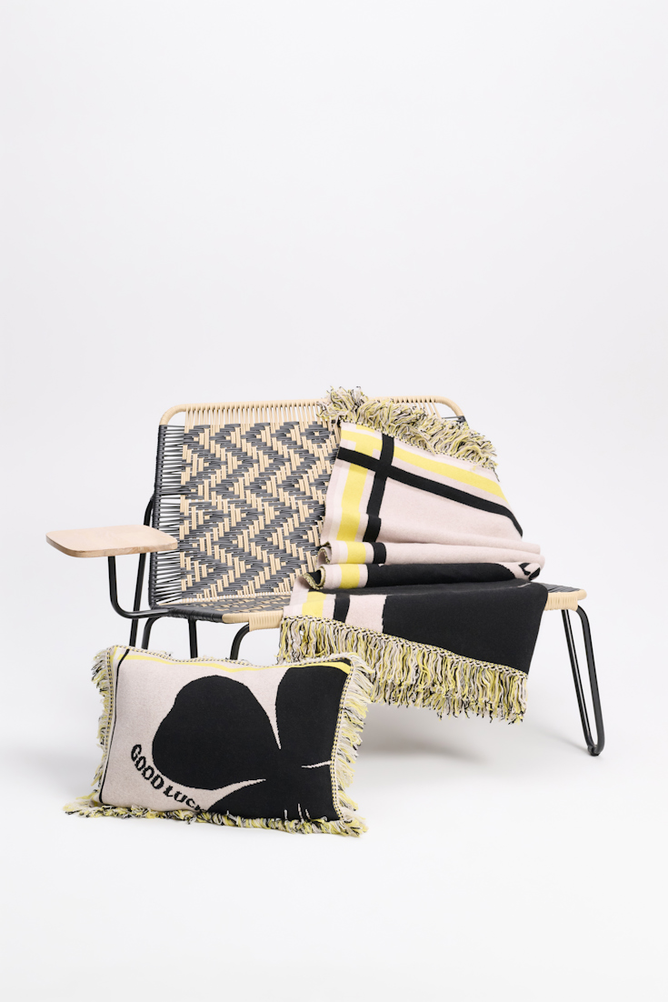 LUCKY CLOVER blanket Dorothee Schumacher Wolldecke mit Kleeblatt und GOOD LUCK Motiv beige/black/yellow