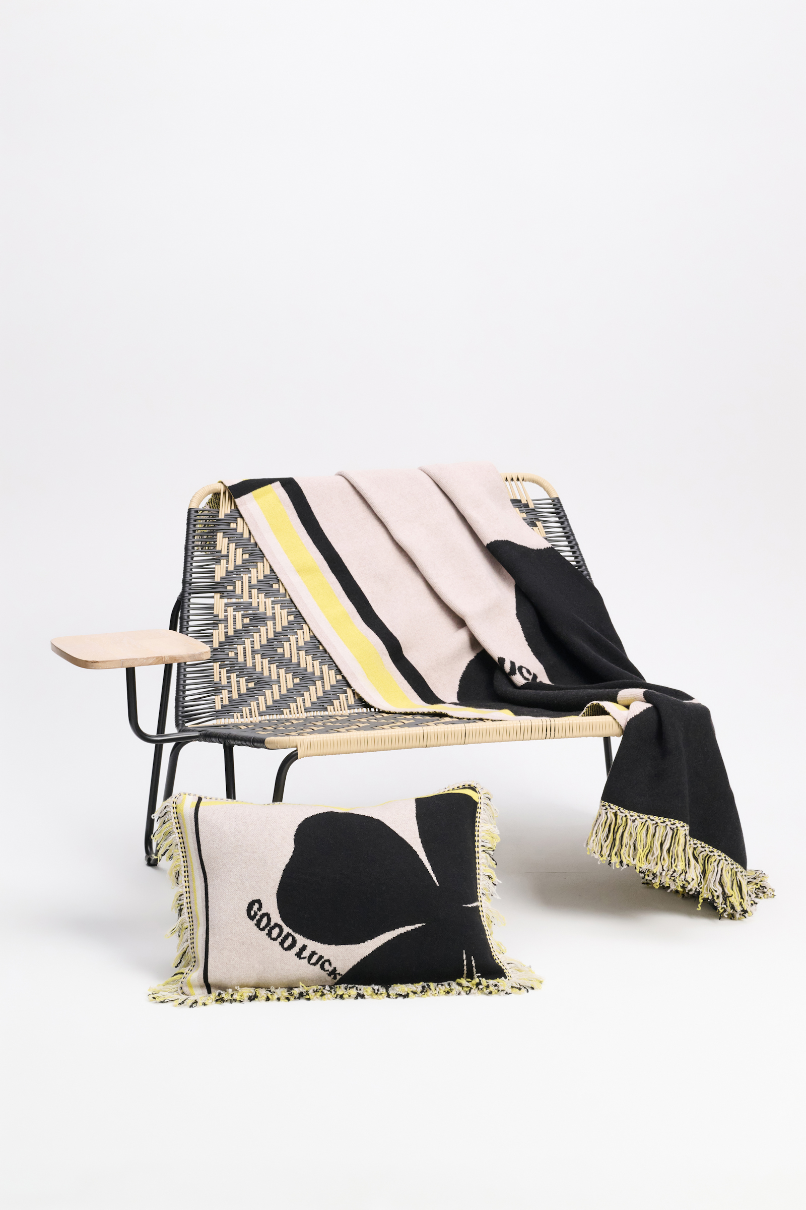 LUCKY CLOVER blanket Dorothee Schumacher Wolldecke mit Kleeblatt und GOOD LUCK Motiv beige/black/yellow