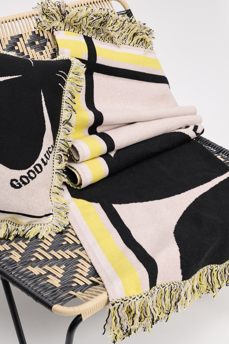 LUCKY CLOVER blanket Dorothee Schumacher Wolldecke mit Kleeblatt und GOOD LUCK Motiv beige/black/yellow