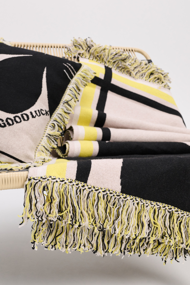 LUCKY CLOVER blanket Dorothee Schumacher Wolldecke mit Kleeblatt und GOOD LUCK Motiv beige/black/yellow