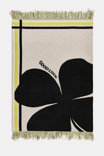 Dorothee Schumacher Wolldecke mit Kleeblatt und GOOD LUCK Motiv beige/black/yellow