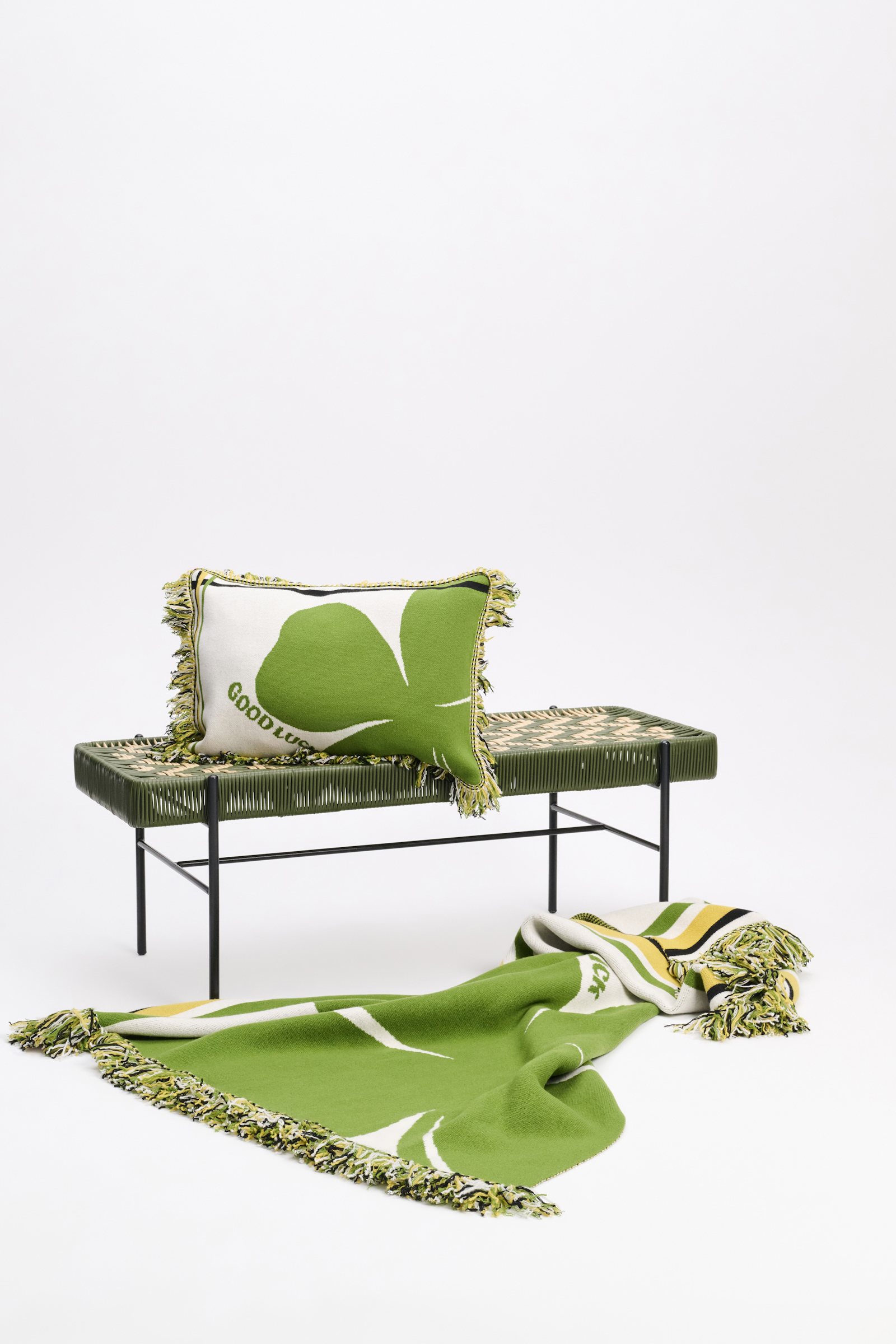 LUCKY CLOVER 40x60cm cushion Dorothee Schumacher Kissen aus Wolle mit Kleeblatt und GOOD LUCK Motiv marrocan green/white