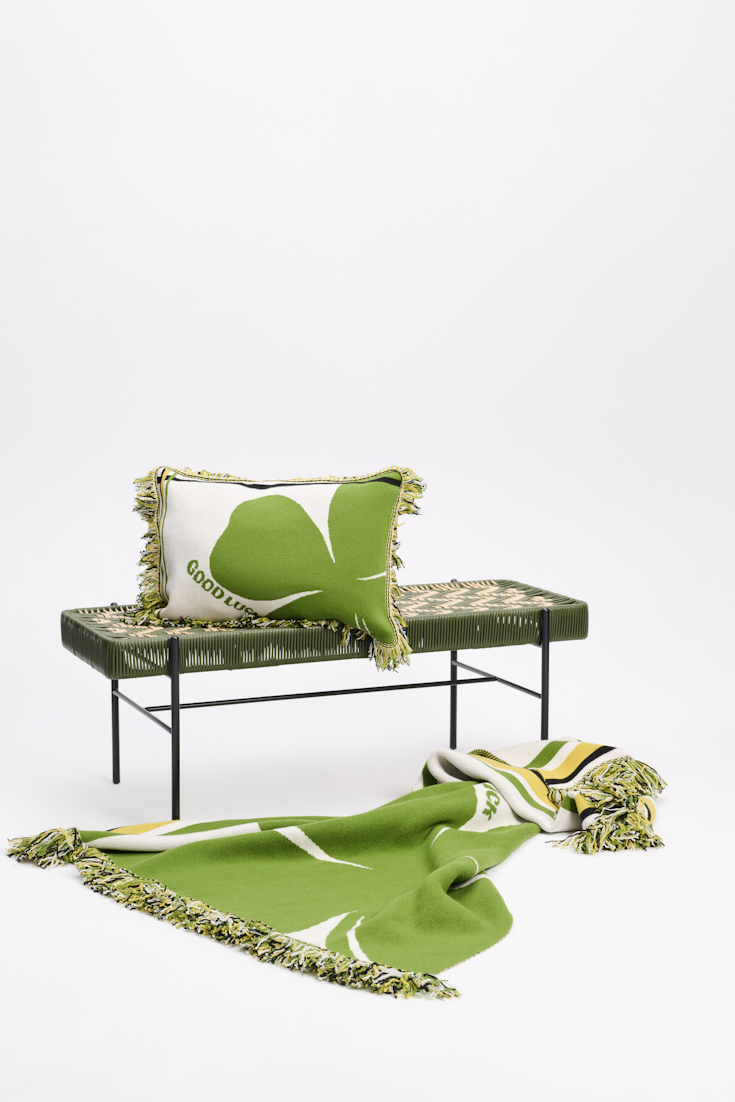 LUCKY CLOVER 40x60cm cushion Dorothee Schumacher Kissen aus Wolle mit Kleeblatt und GOOD LUCK Motiv marrocan green/white