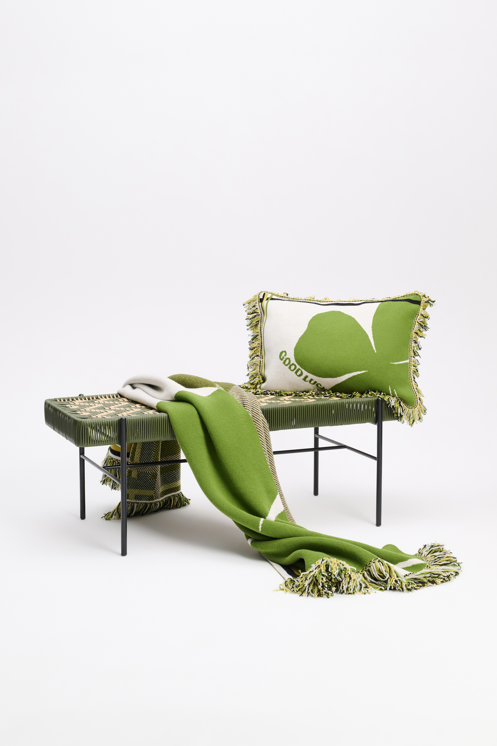 LUCKY CLOVER 40x60cm cushion Dorothee Schumacher Kissen aus Wolle mit Kleeblatt und GOOD LUCK Motiv marrocan green/white
