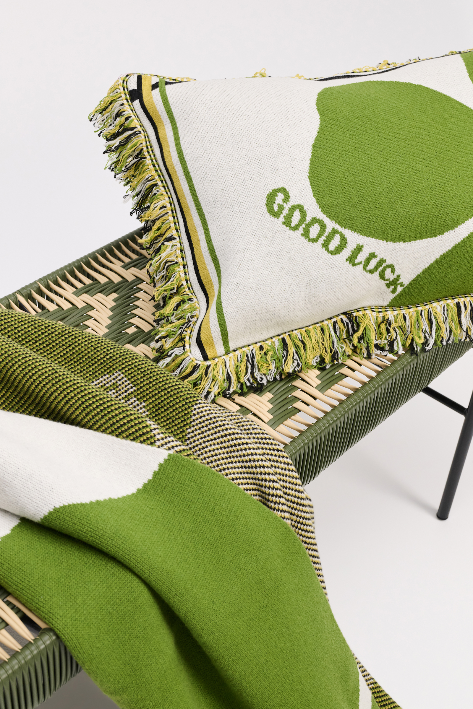 LUCKY CLOVER 40x60cm cushion Dorothee Schumacher Kissen aus Wolle mit Kleeblatt und GOOD LUCK Motiv marrocan green/white