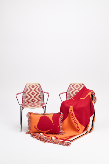 Dorothee Schumacher Kissen aus Wolle mit Kleeblatt und GOOD LUCK Motiv orange verde militar mix