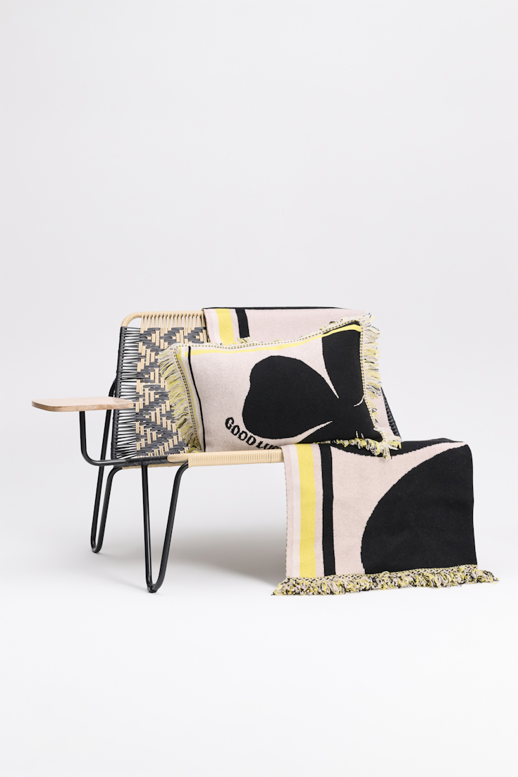LUCKY CLOVER 40x60cm cushion Dorothee Schumacher Kissen aus Wolle mit Kleeblatt und GOOD LUCK Motiv beige/black/yellow