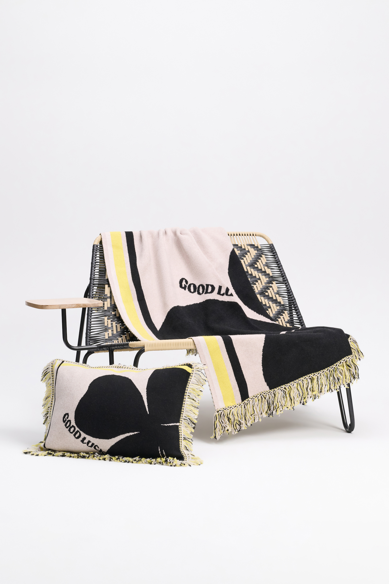 LUCKY CLOVER 40x60cm cushion Dorothee Schumacher Kissen aus Wolle mit Kleeblatt und GOOD LUCK Motiv beige/black/yellow