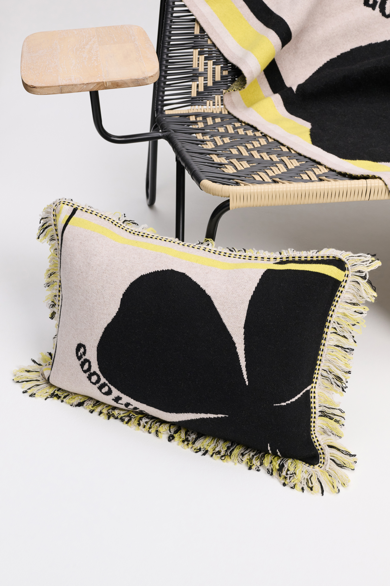 LUCKY CLOVER 40x60cm cushion Dorothee Schumacher Kissen aus Wolle mit Kleeblatt und GOOD LUCK Motiv beige/black/yellow