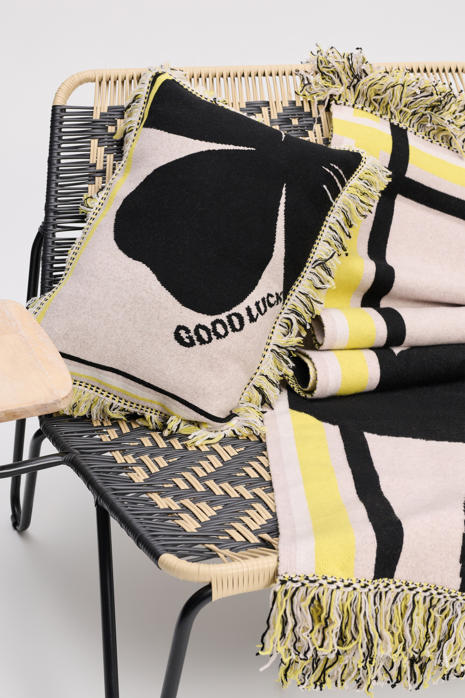 LUCKY CLOVER 40x60cm cushion Dorothee Schumacher Kissen aus Wolle mit Kleeblatt und GOOD LUCK Motiv beige/black/yellow