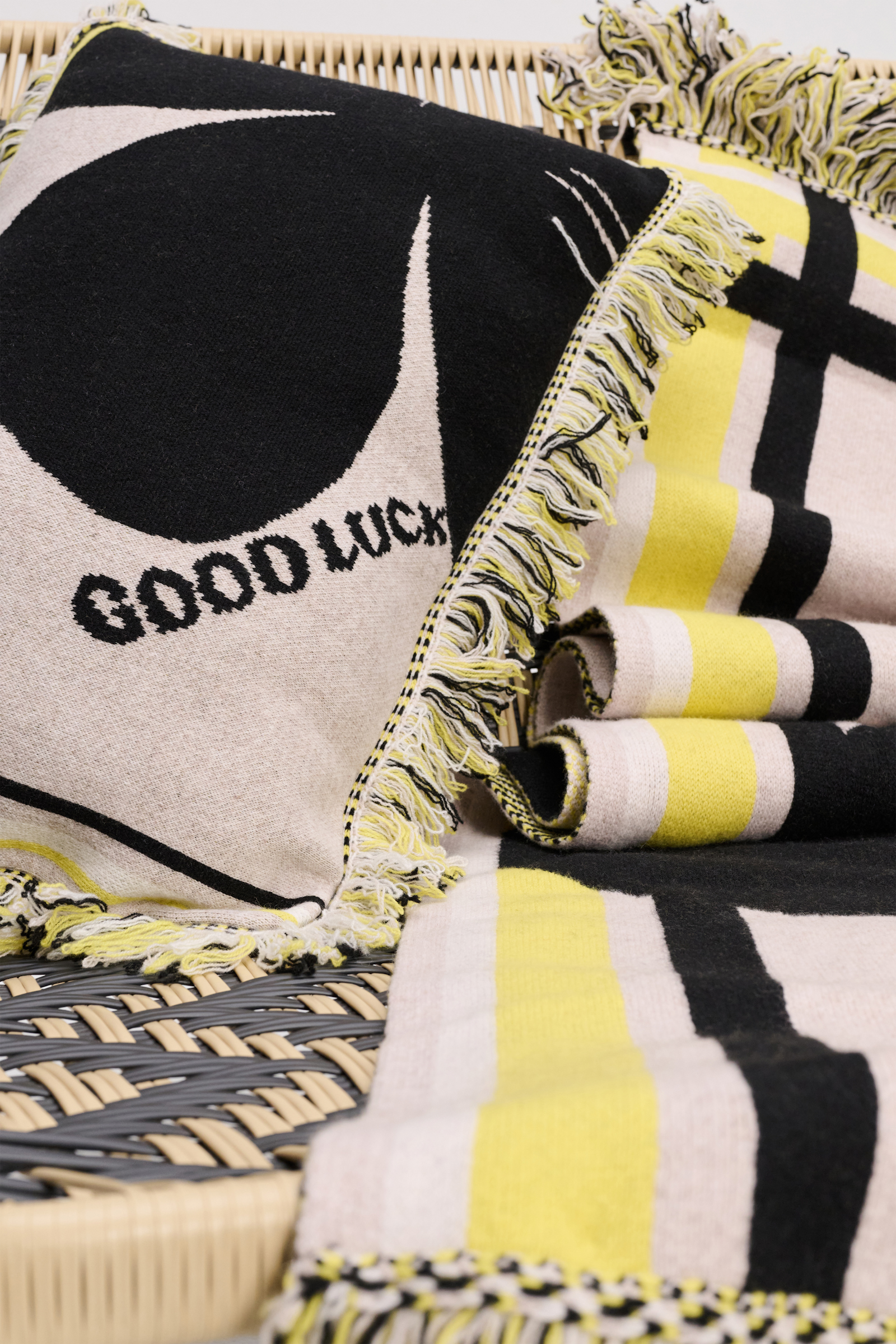 LUCKY CLOVER 40x60cm cushion Dorothee Schumacher Kissen aus Wolle mit Kleeblatt und GOOD LUCK Motiv beige/black/yellow