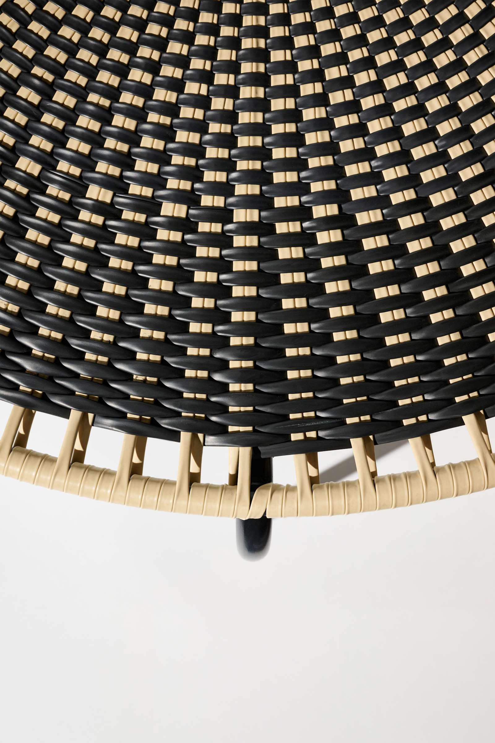 Dorothee Schumacher Großer handgeflochtener Coffee Table black beige mix