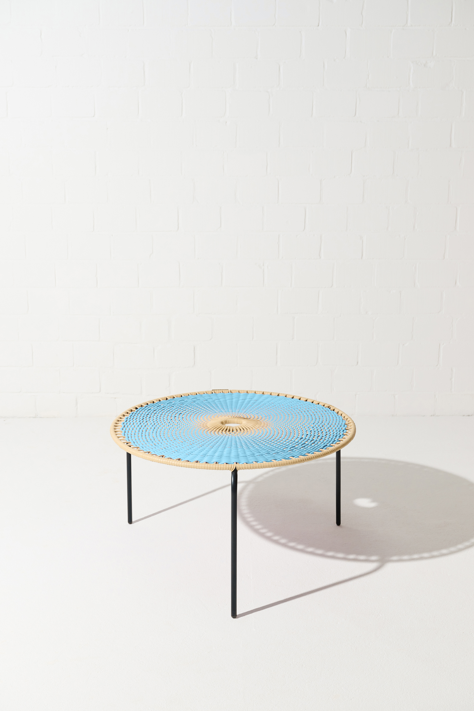 Dorothee Schumacher Großer handgeflochtener Coffee Table azul beige mix