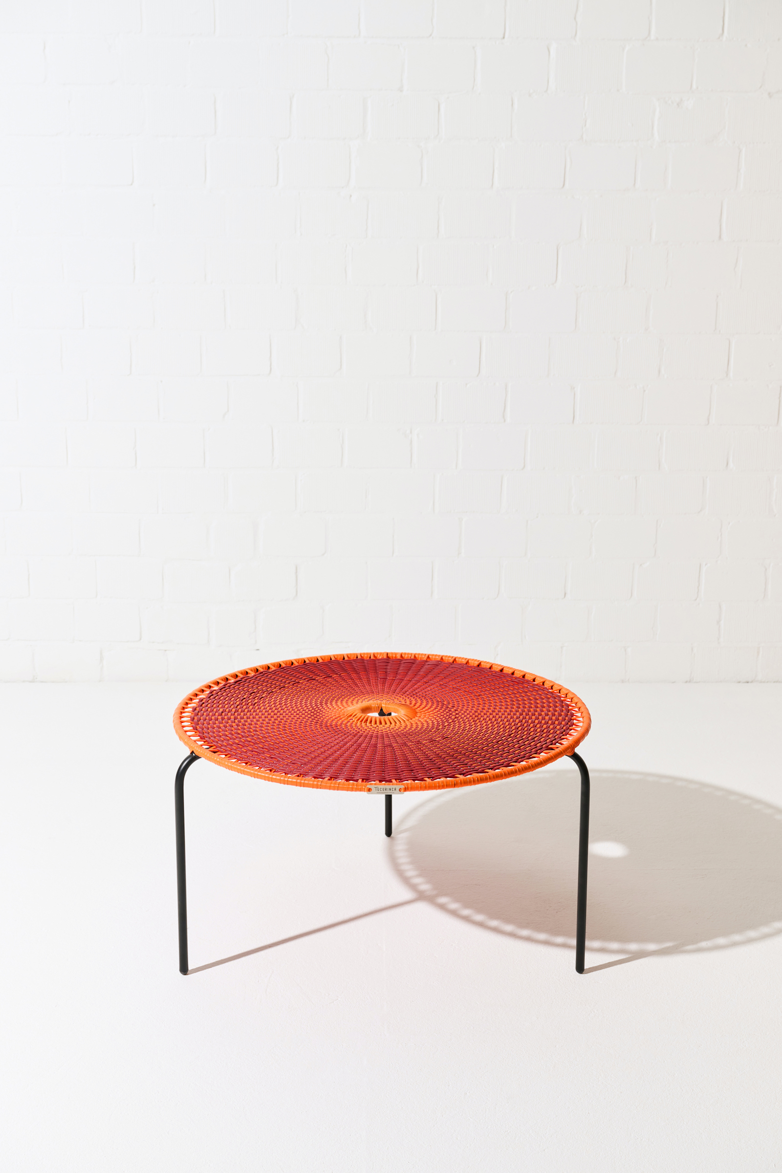 Dorothee Schumacher Großer handgeflochtener Coffee Table rojo vino naranja mix