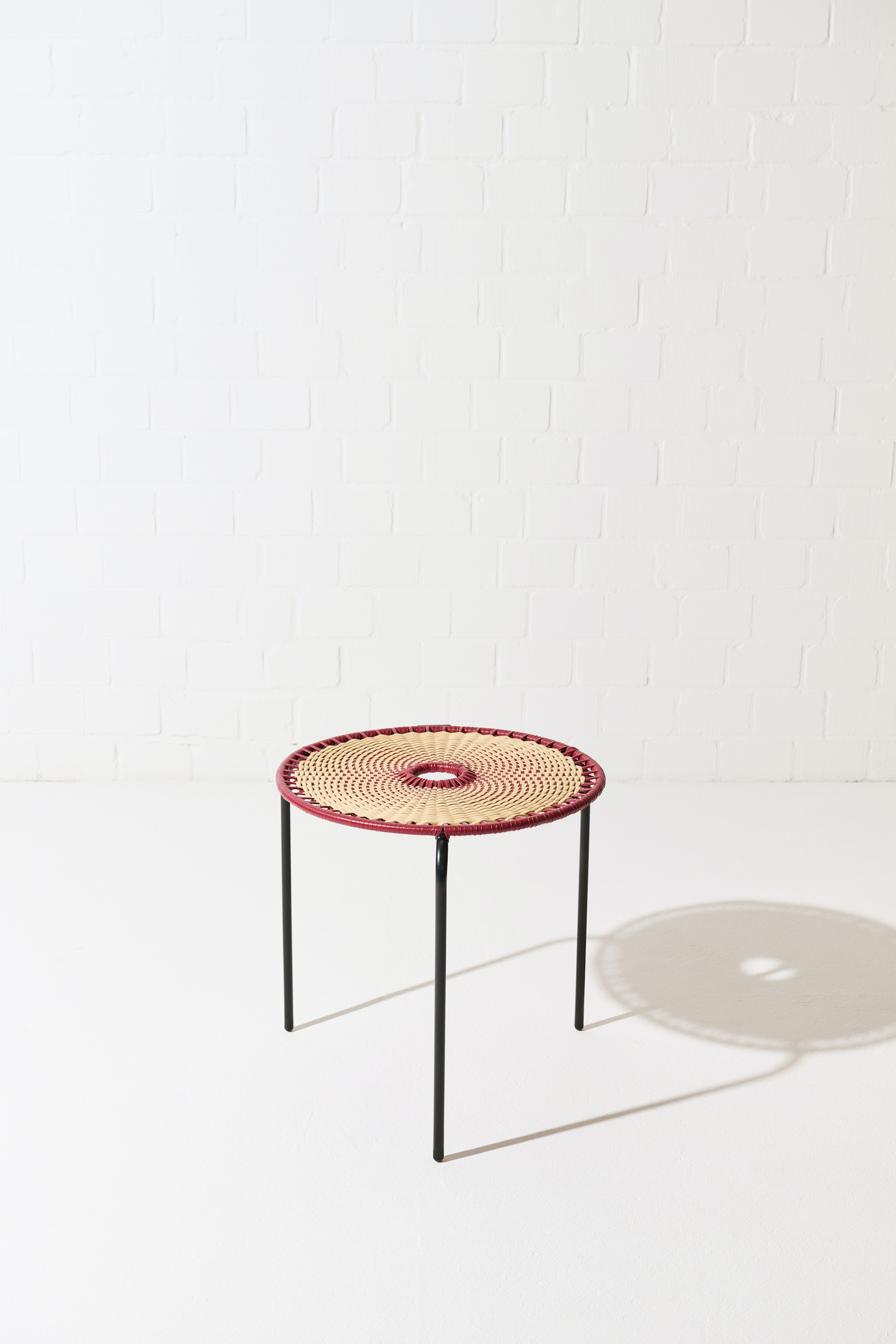 Dorothee Schumacher Kleiner handgeflochtener Coffee Table rojo vino beige mix