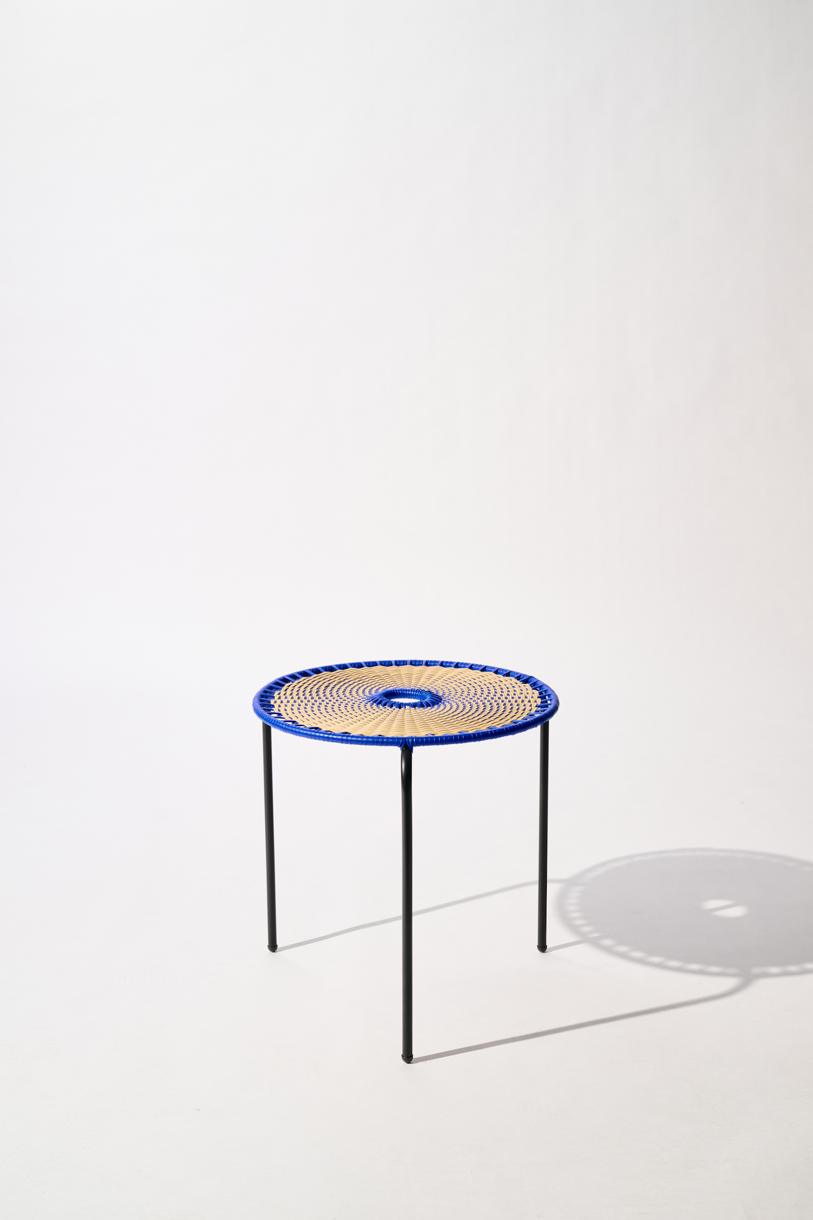 Dorothee Schumacher Kleiner handgeflochtener Coffee Table blue beige mix
