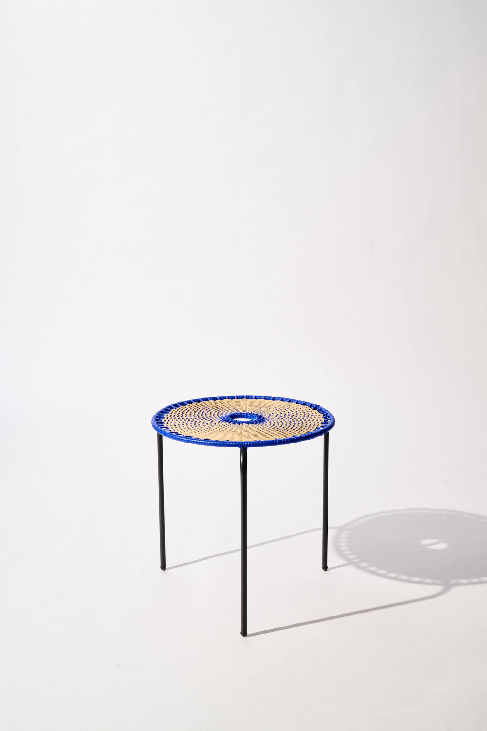 Dorothee Schumacher Kleiner handgeflochtener Coffee Table blue beige mix