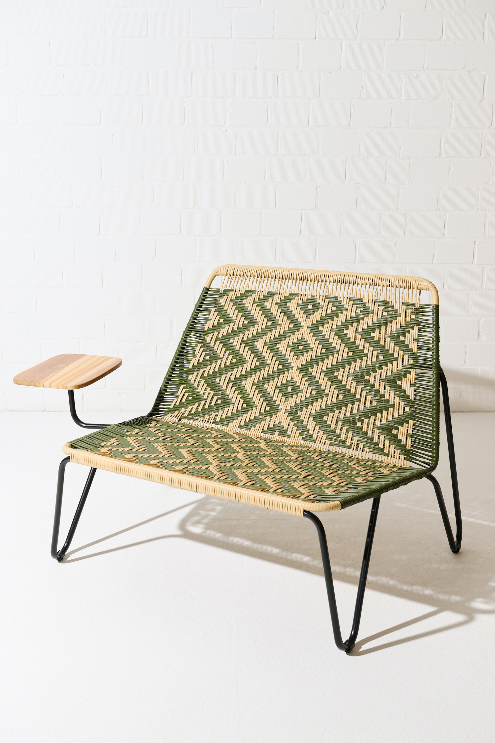 Dorothee Schumacher Handgeflochtene Bank mit Tisch aus Holz verde militar beige mix