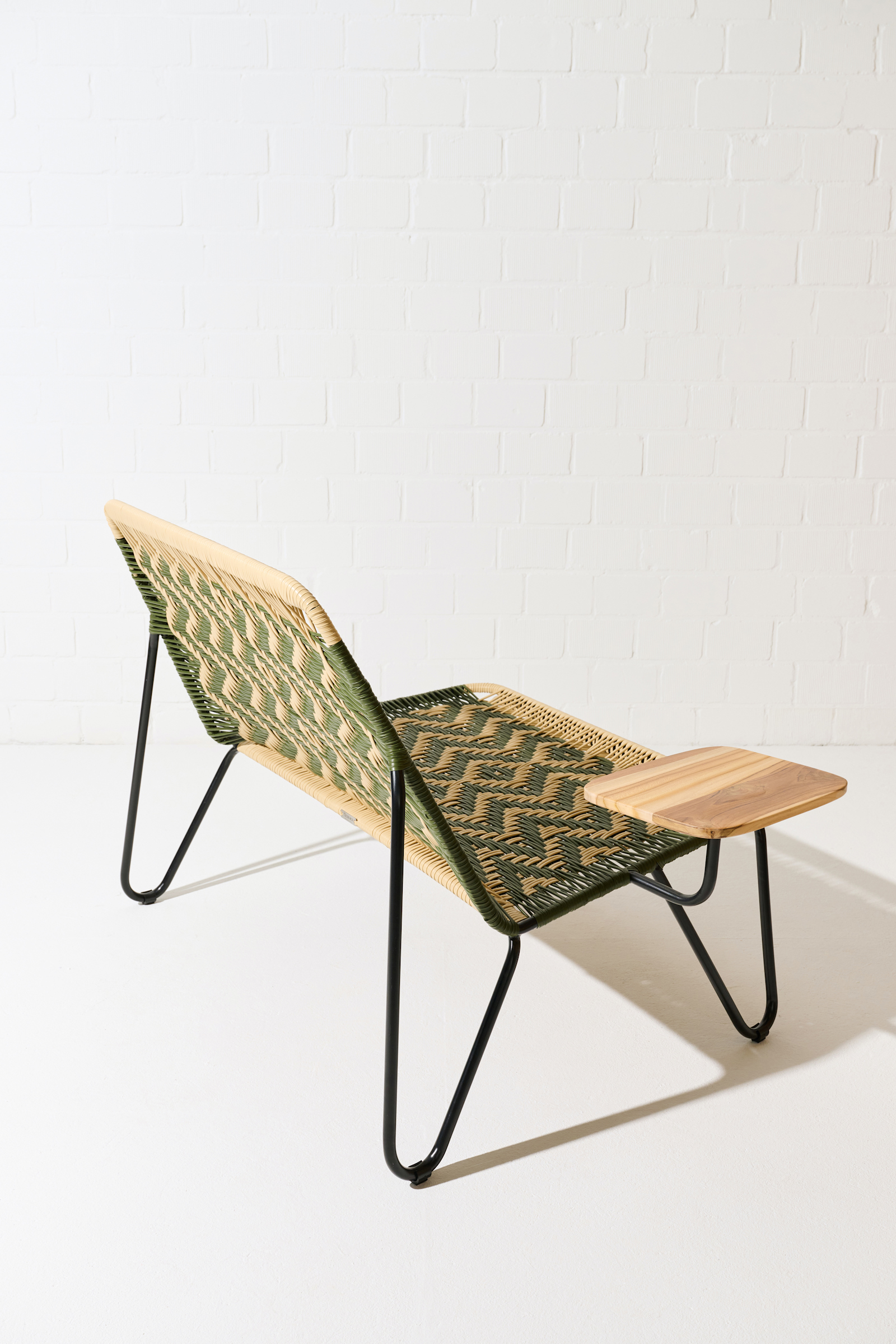 Dorothee Schumacher Handgeflochtene Bank mit Tisch aus Holz verde militar beige mix