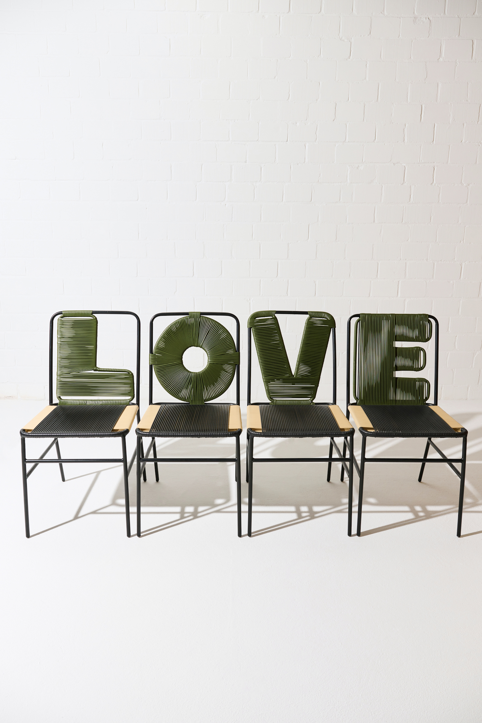 Dorothee Schumacher Set aus vier handgeflochtenen Stühlen verde militar beige black mix